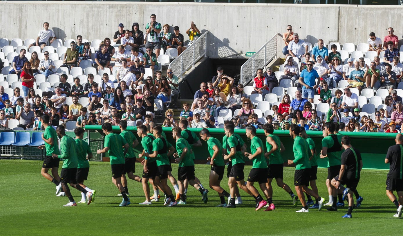 Imagen secundaria 2 - Colas para acceder al estadio antes de que se abrieran las puertas a las once de la mañana. Sobre estas líneas, un momento del entrenamiento.