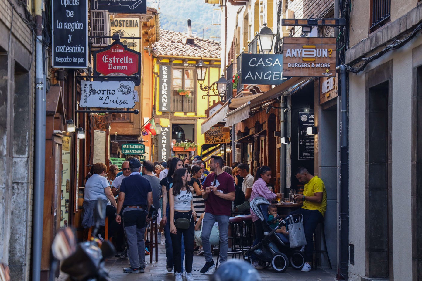 La calle Cántabra de Potes, llena de gente