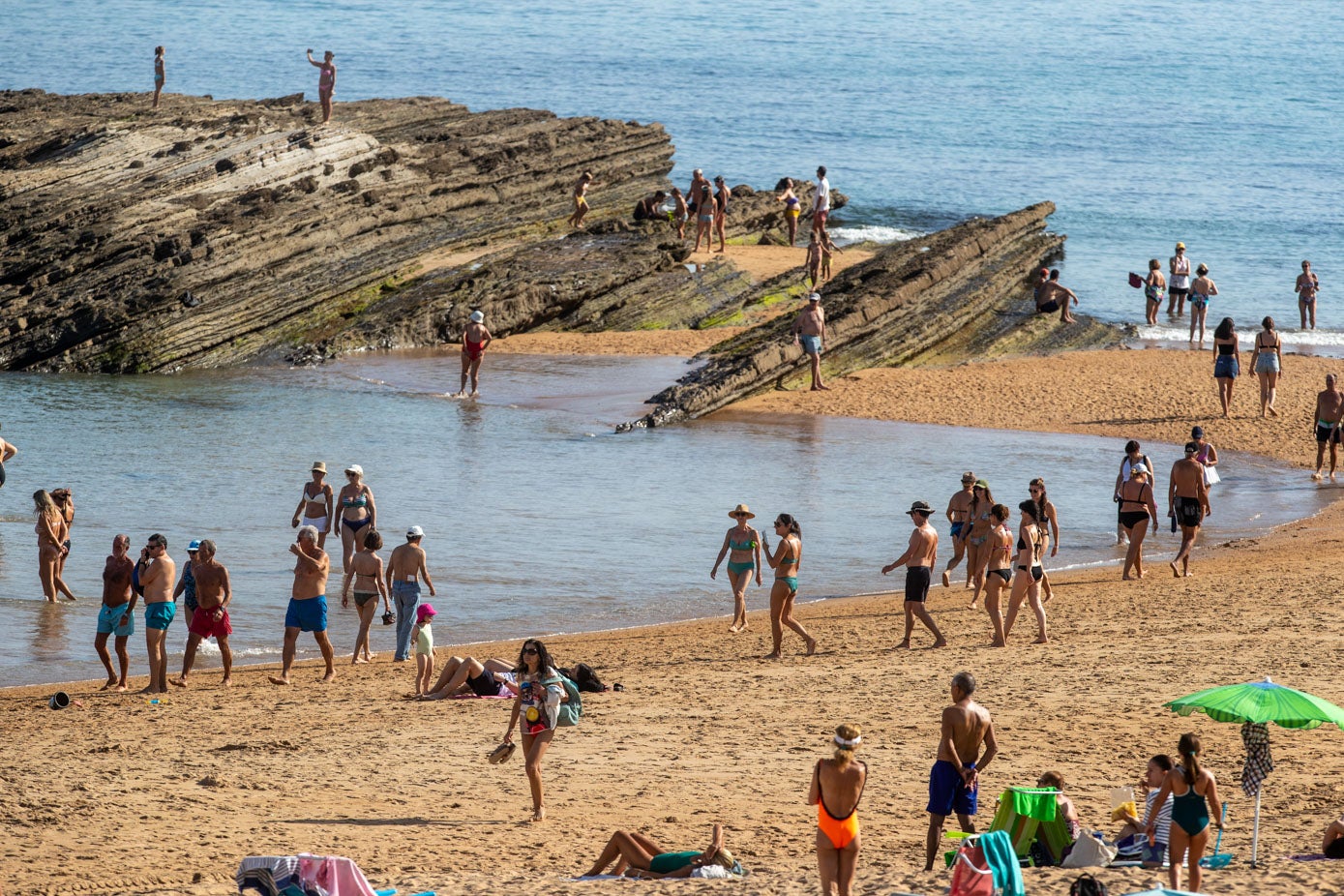 Vecinos y visitantes disfrutan en los arenales del Sardinero