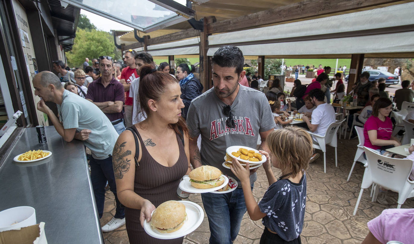 Hora de comer y también colas en el restaurante. Las mesas en la terraza estaban muy cotizadas.