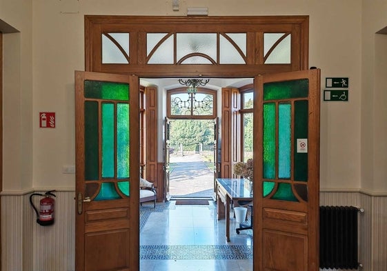 Puertas de madera de roble y cristaleras de la Casona de Cayón, del siglo pasado, restauradas durante la obra de la casa.