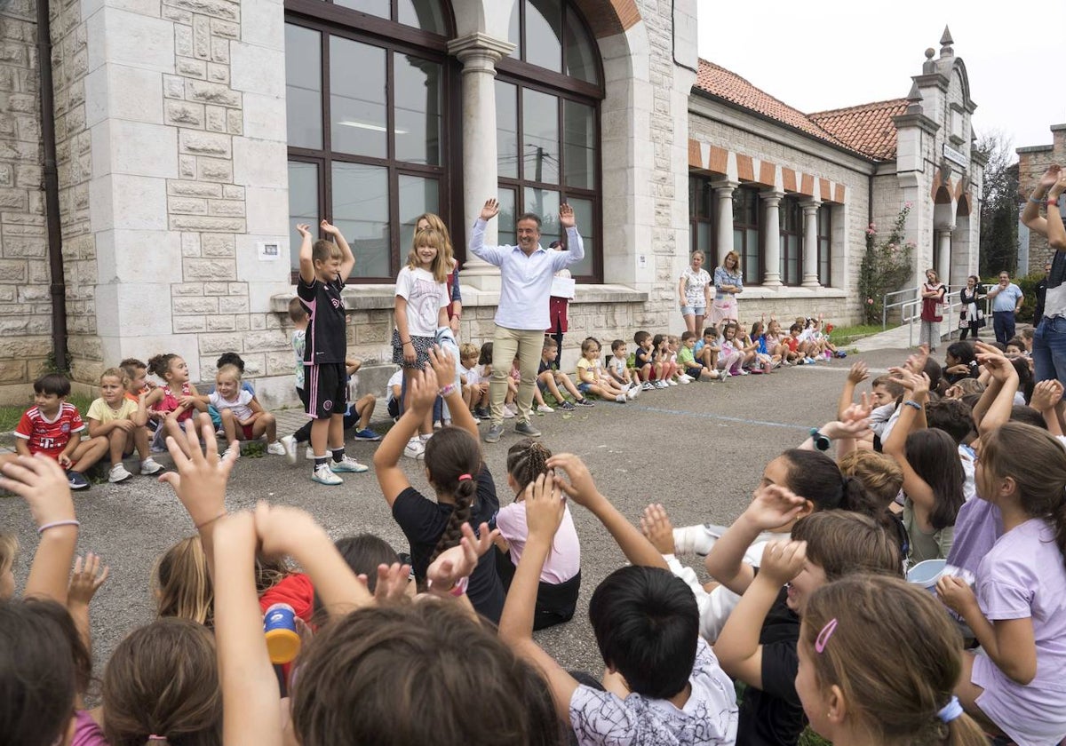 El alcalde de Camargo junto a los niños del Colegio Agapito Cagiga.