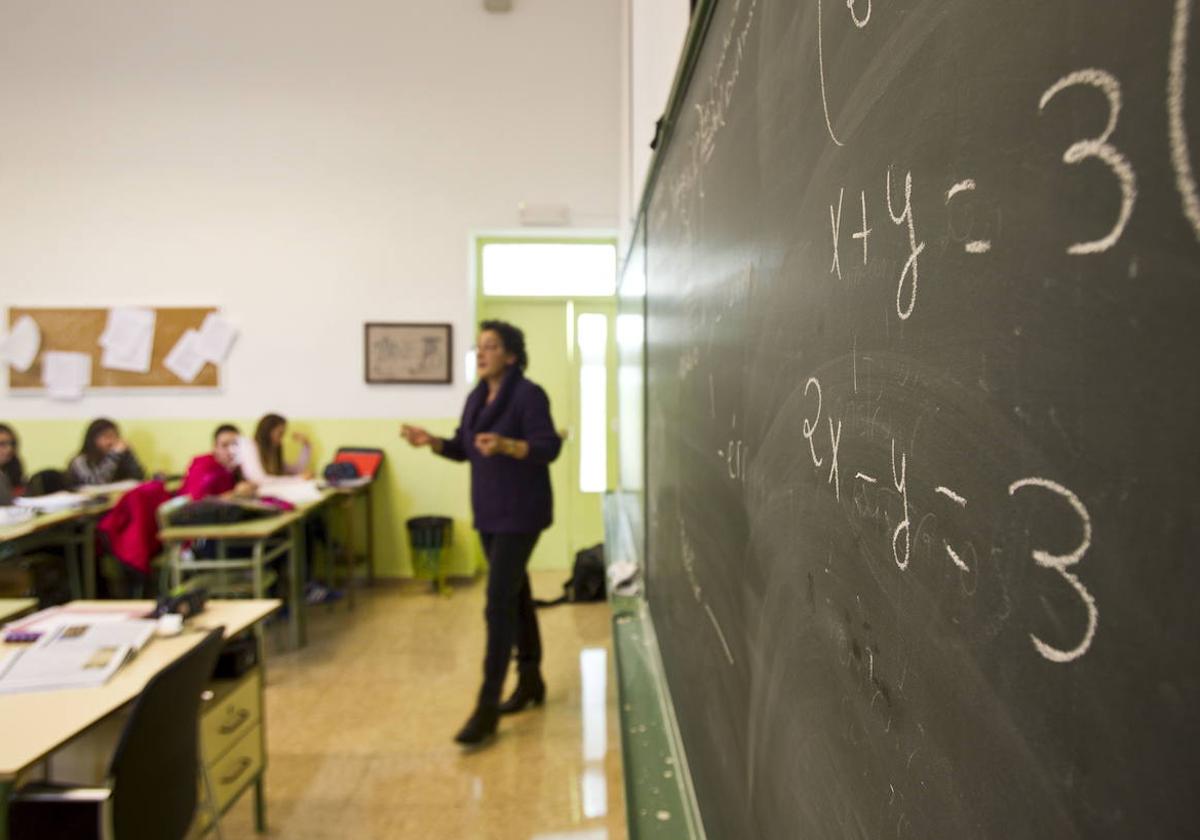 Una profesora imparte una clase de Matemáticas en un aula del instituto Santa Clara de Santander.