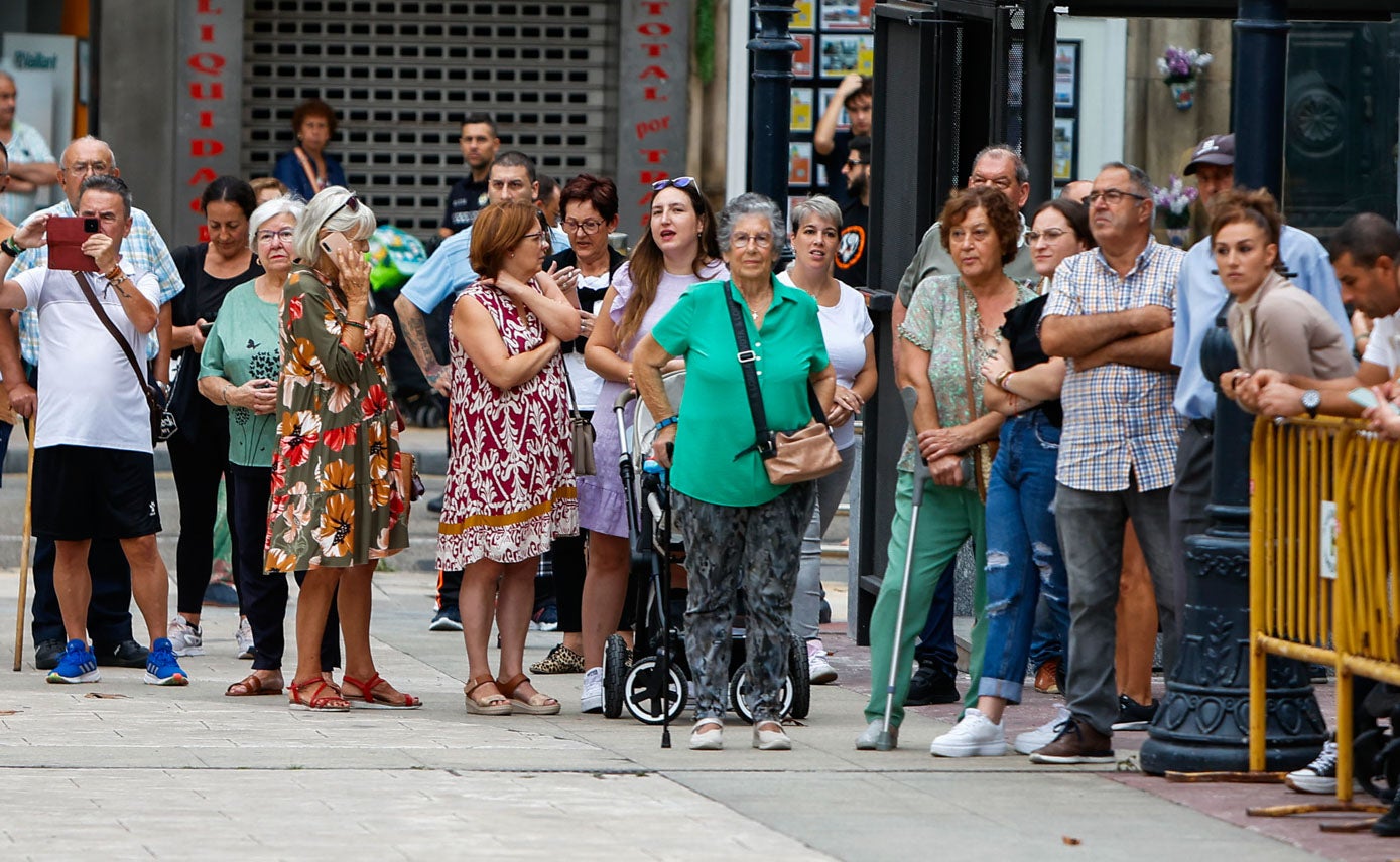 El ensayo del ejército, no anunciado por el Ayuntamiento, cogió por sorpresa a algunos ciudadanos.