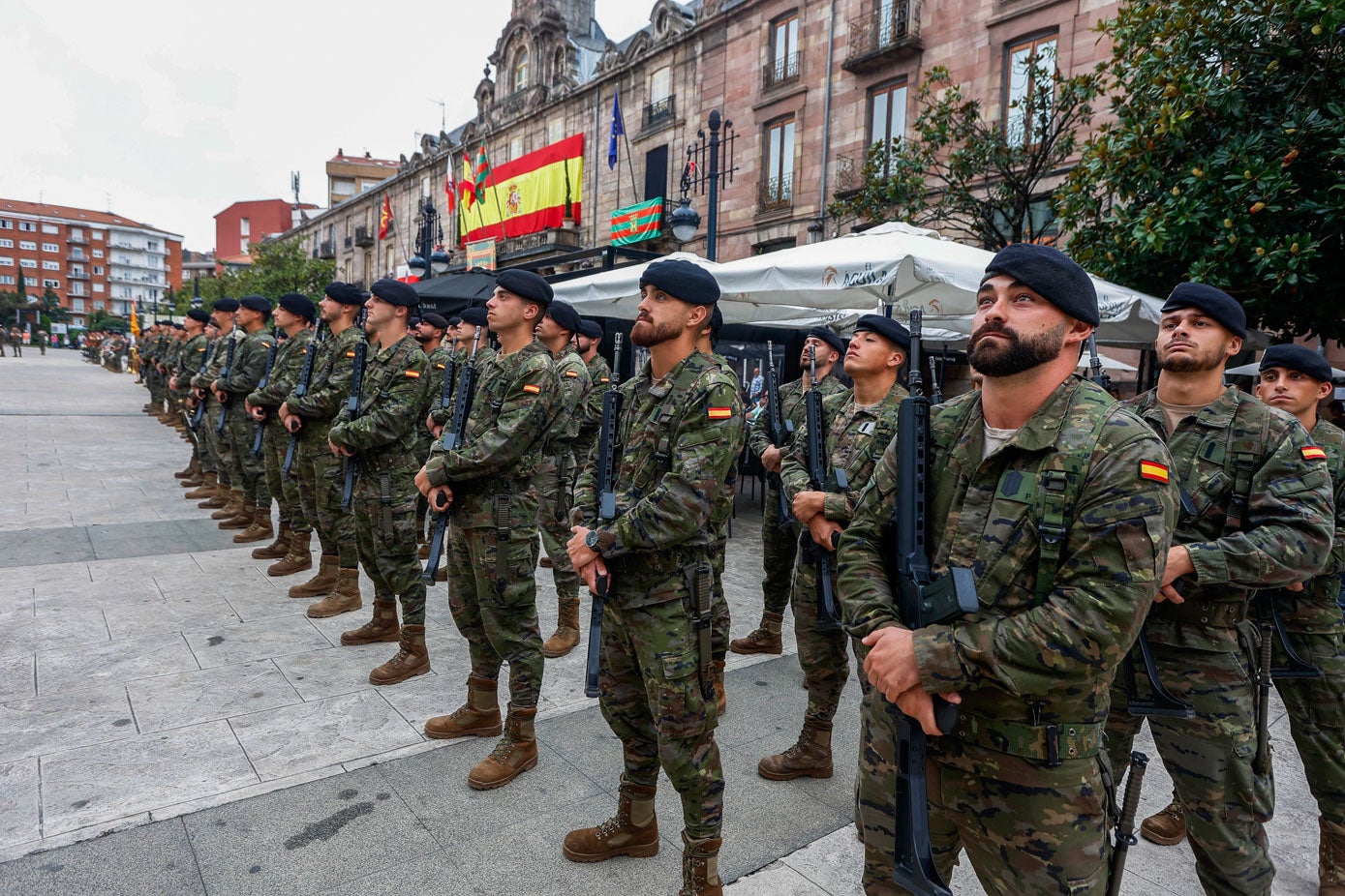 Los soldados, en posición de firmes ante el Ayuntamiento.