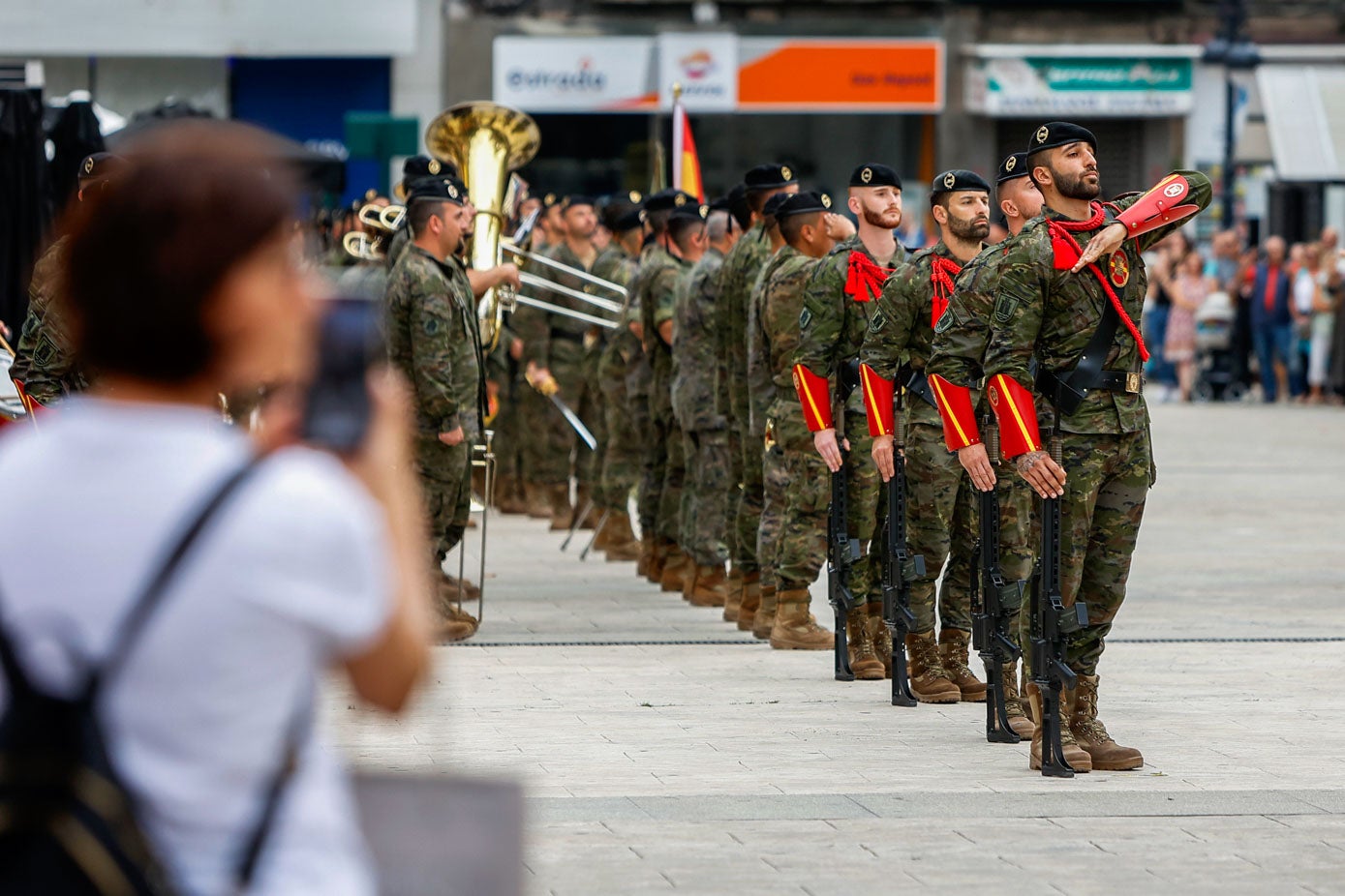 Saludo de los gastadores del Regimiento Garellano 45. 