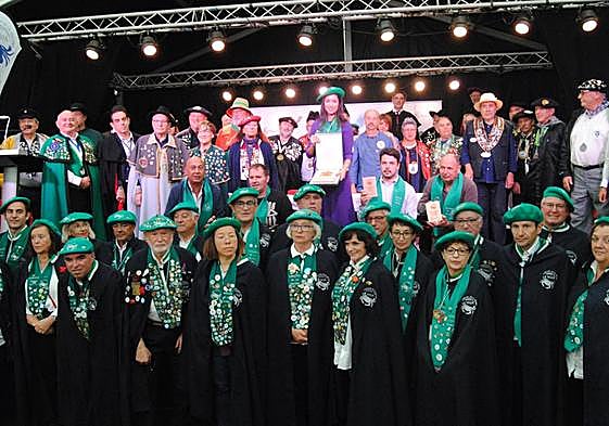 La periodista Arancha Bello, en el centro sujetando una placa, con el resto de cofrades.