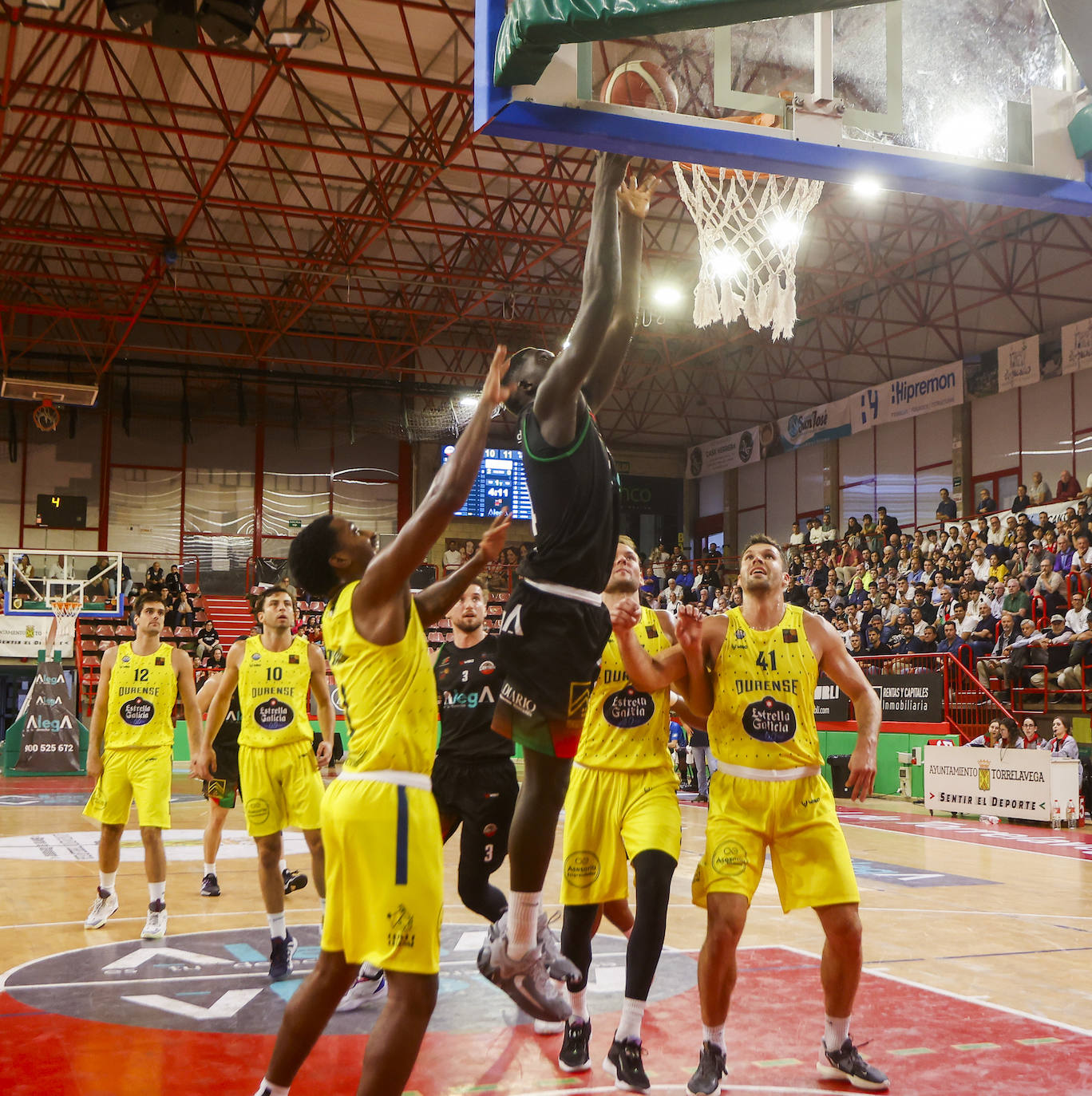 Fallou Niang salta para encestar rodeado de rivales del Ourense. 