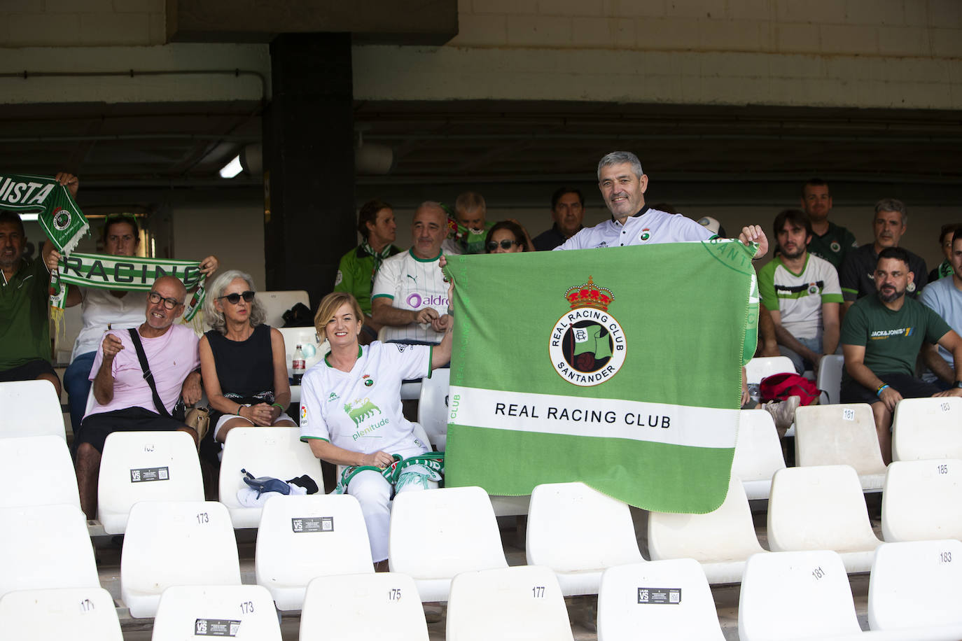 Varios aficionados acompañaron al Racing en Cartagena. 