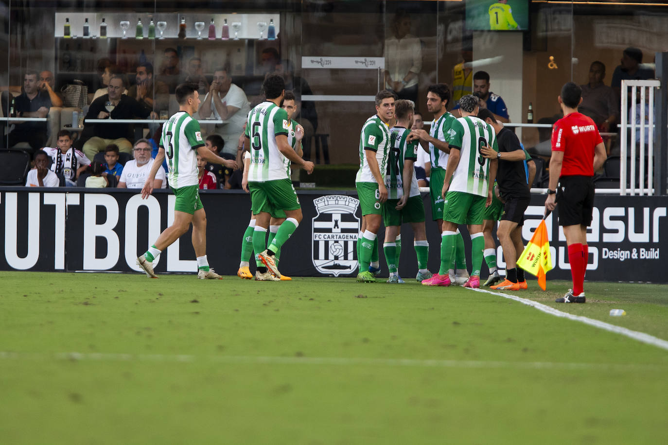 Los jugadores del Racing celebran el primer gol del equipo. 