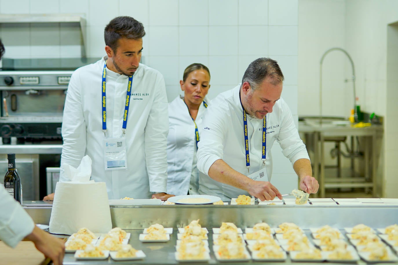 Los cocineros, concentrados, preparan sus ensaladillas.