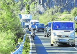 Los turismos circulan detrás de los ciclistas a la espera de que el carril contrario esté libre de vehículos para poder adelantar.