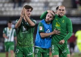 Jugadores del club cántabro celebran la sufrida victoria conseguida ante el conjunto murciano.