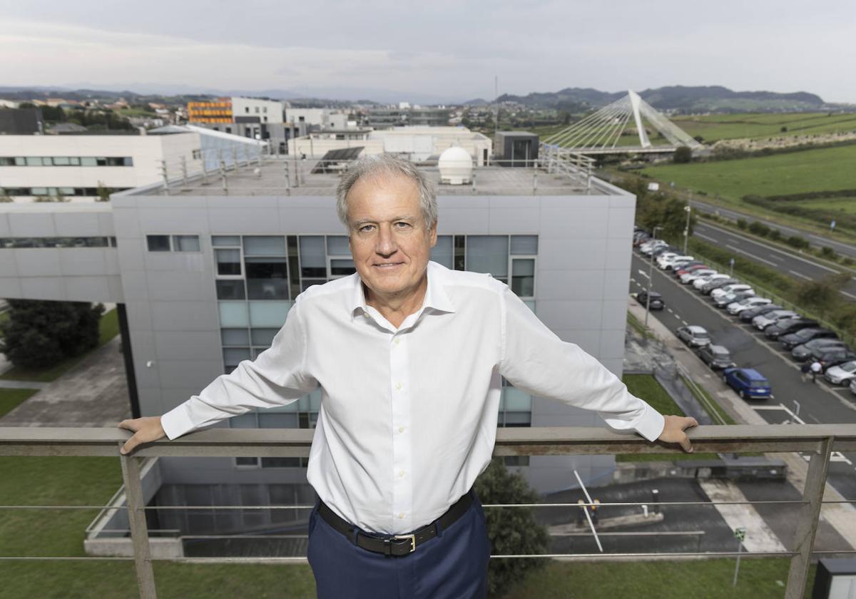 El titular de Industria, en el balcón de su despacho, ubicado en el edificio que la Consejería tiene en el Pctcan.