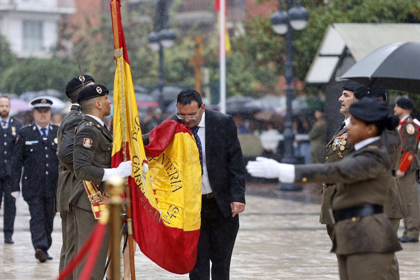 Un hombre besa la bandera nacional.