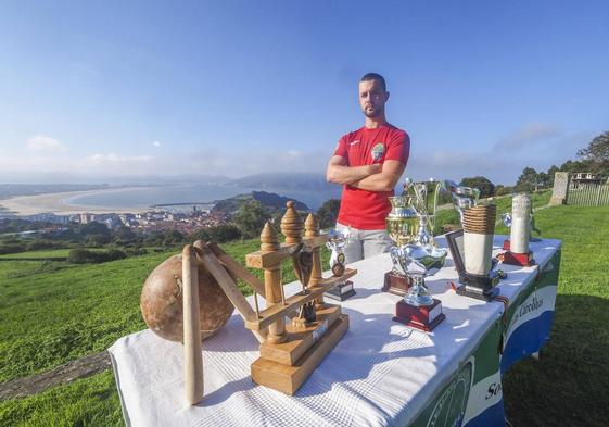 Miguel del Río en Las Cárcobas, con todos los trofeos ganados esta temporada.