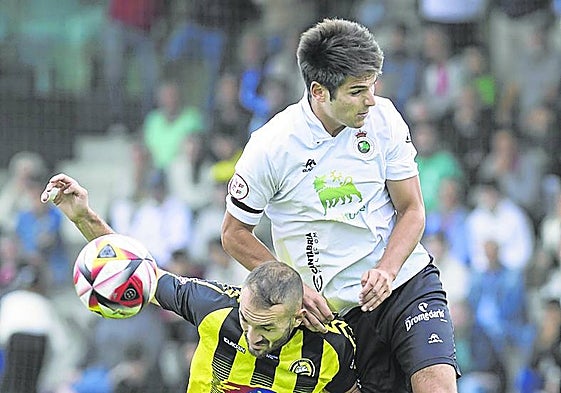 Cañizo, del Cayón, y Gomeza, del Rayo, en un salto para hacerse con el balón.