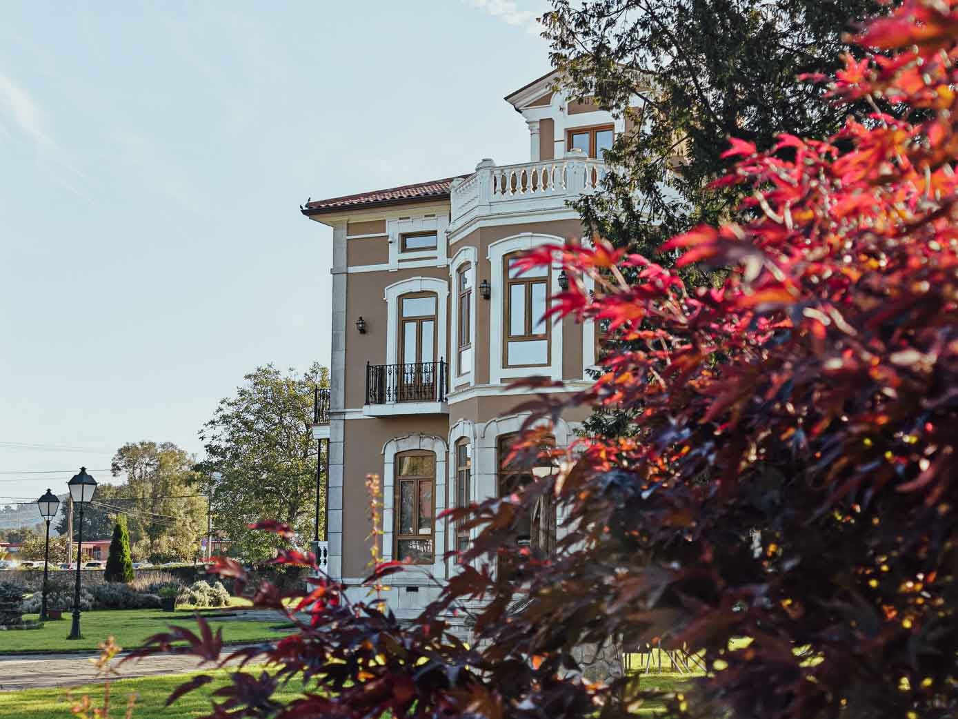 Otra perspectiva de la casona, desde el jardín.