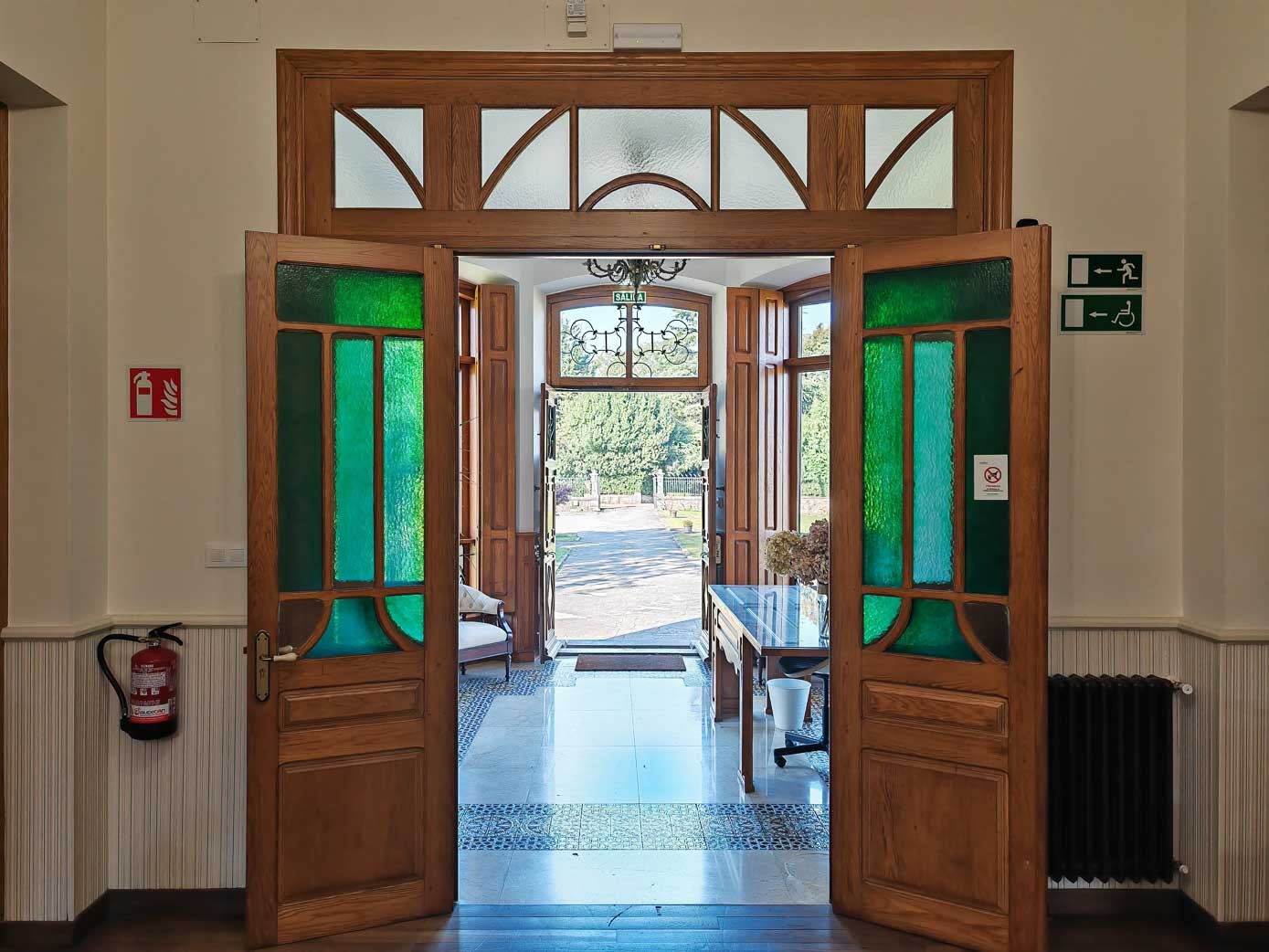 Las puertas de la recepción, de madera de roble, son las originales y fueron restauradas, junto a las vidrieras.