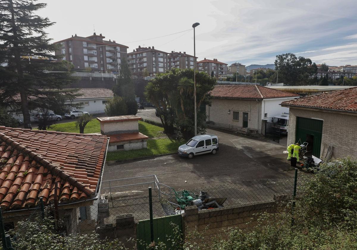 Instalaciones del servicio municipal de limpieza viaria, donde se construirá un aparcamiento en altura.