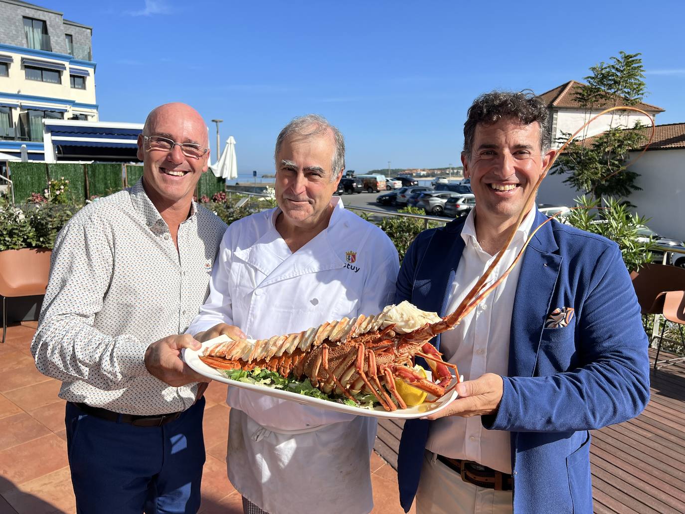 Armando Alonso, Arsenio Pérez y Emérito Astuy, con una de las langostas que protagonizan estas jornadas.