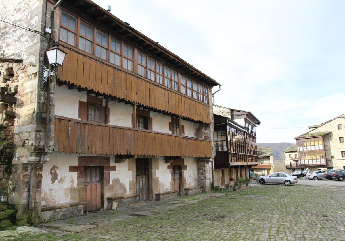 Fachada principal de la casona, que es de estilo señorial y montañés, en la plaza que lleva el nombre del doctor Madrazo.