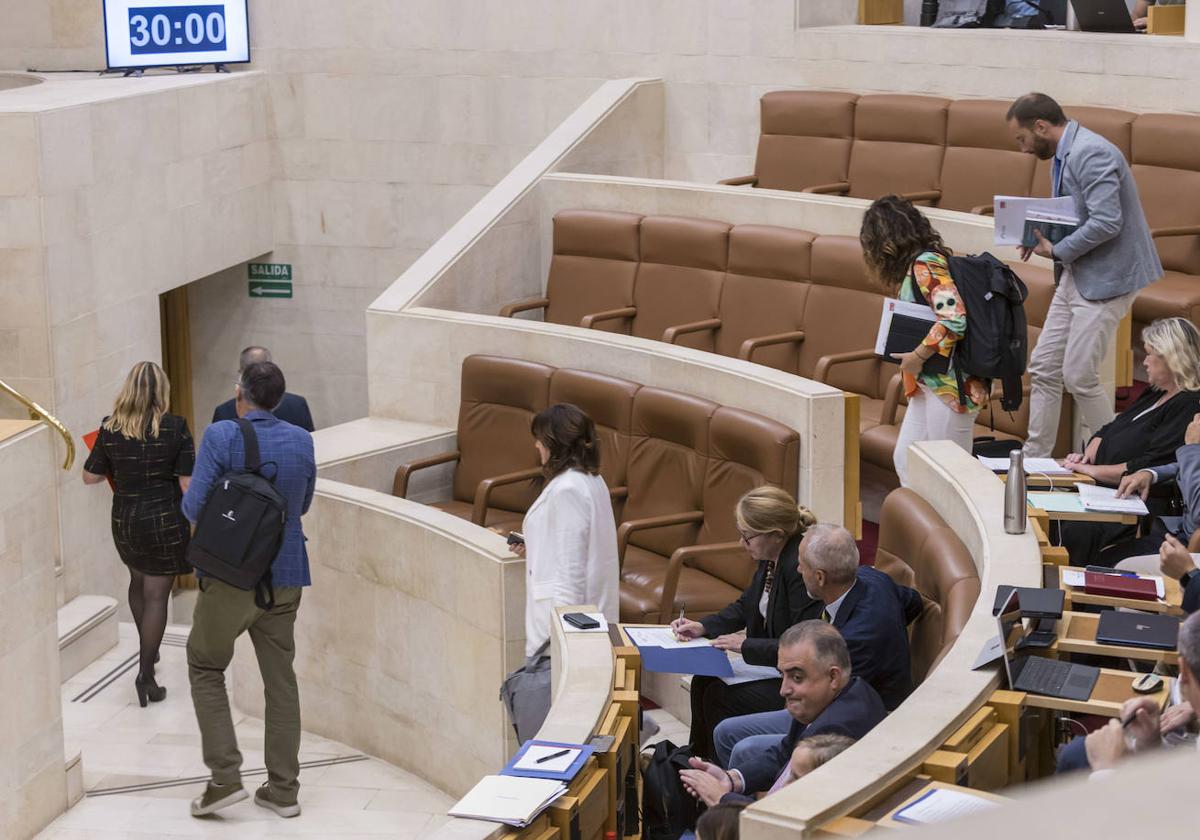 Los diputados socialistas, en el momento en el que abandonaron el Pleno del Parlamento a modo de protesta.