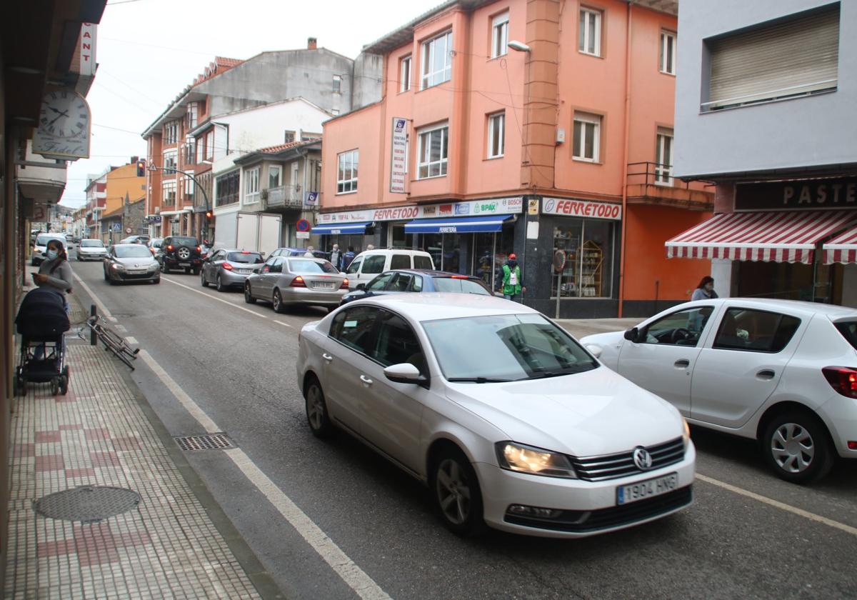 Coches en la calle Justina Berdía, de Sarón, en un tramo que vería muy reducida su densidad de tráfico.