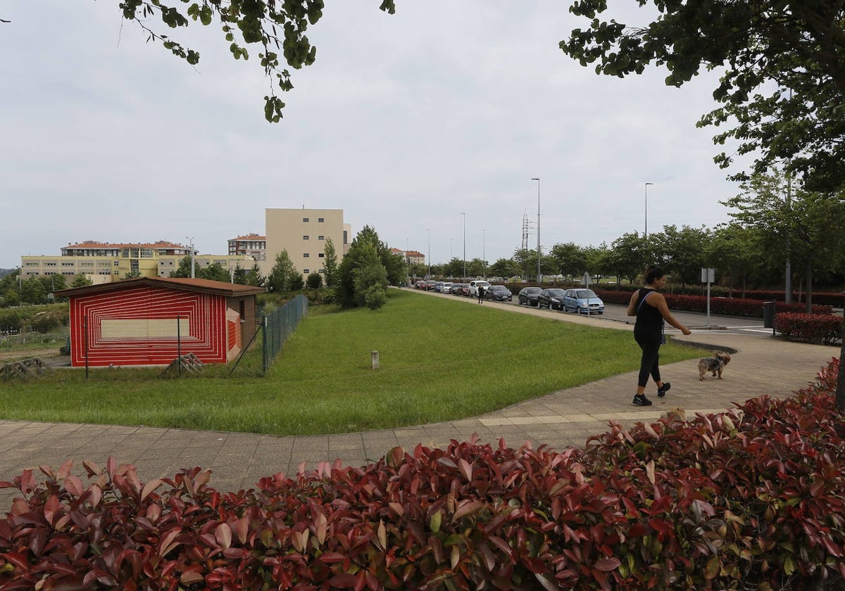 Una mujer camina en el entorno del campus universitario, junto a los terrenos donde la Consejería contempla la nueva sede del Pctcan.