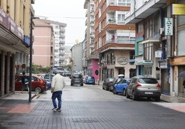 Calle Alonso Astúlez, incluida en la futura Zona de Bajas Emisiones de Torrelavega.