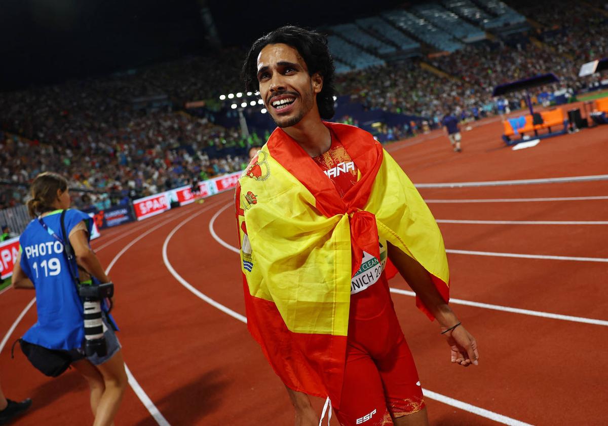 Mohamed Katir, con la bandera española en el Europeo de Múnich en 2022, donde logró la medalla de plata en los 5.000 metros.