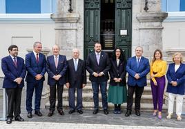 Santiago González Romero, Marcos Lamas, Antonio Suárez, Francisco Rodríguez, Adrián Barbón, Vanessa Gutiérrrez, Isaac Pola, Olaya Gómez Romano y María Antonia Fernández Felgueroso, ayer ante la Quinta Guadalupe de Colombres, sede del Archivo de Indianos-Museo de la Emigración.