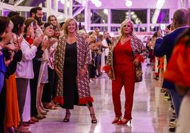 La presidenta del Parlamento, María José González Revuelta, junto a Mari Luz Fernández, presidenta del Colegio de Enfermería, este miércoles, en el desfile solidario celebrado en el Hotel Real de Santander.