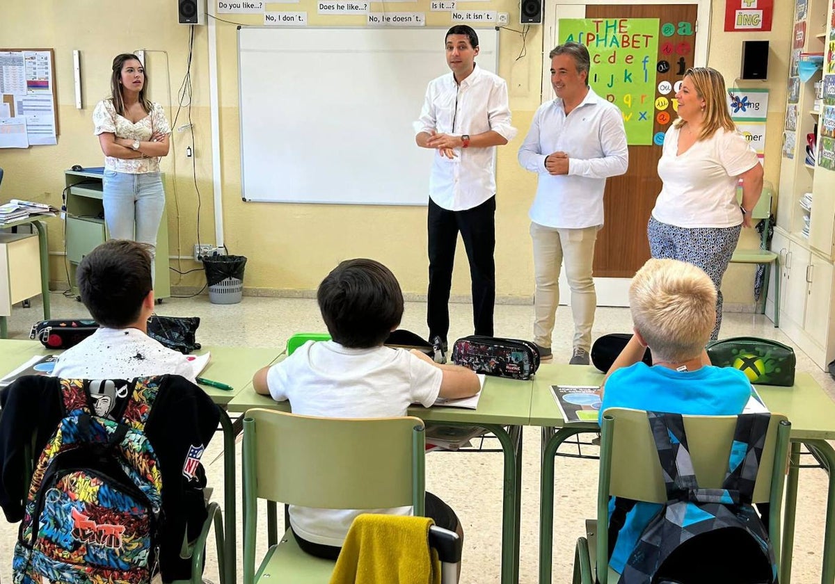 El alcalde, Diego Movellán, junto a la concejala de Educación, Marián Rovira, visitó uno de los colegios donde se ha elegido a  representantes del Consejo de la Infancia.