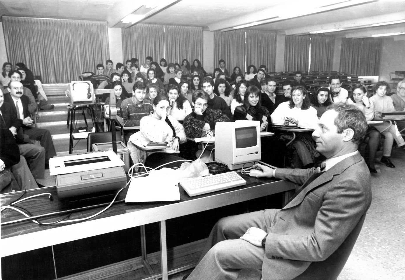 El profesor Enrique Castillo explica a los alumnos cómo hacer un diagnostico por ordenador en una clase.