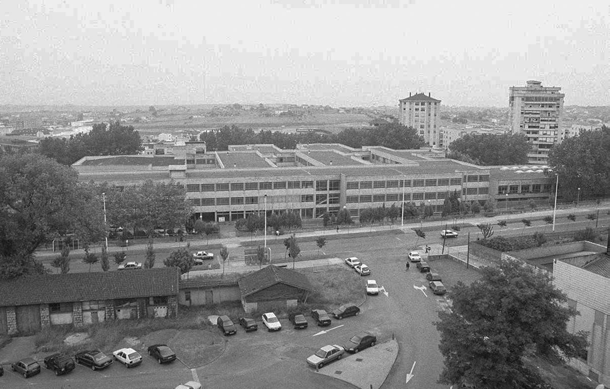 Imagen de la facultad de Medicina, vista desde la Residencia Cantabria.