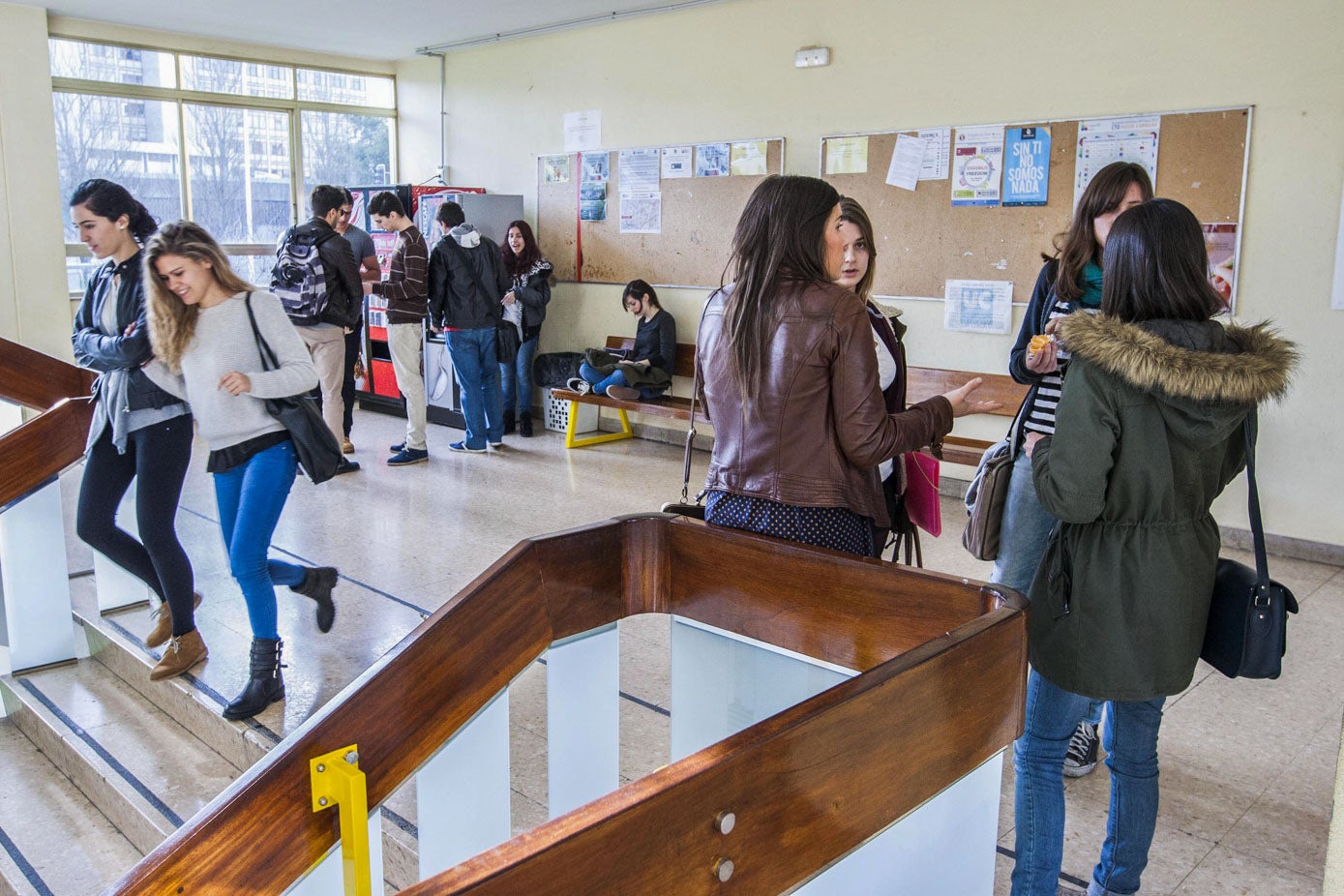 Estudiantes enlos pasillos de la Facultad de Medicina en 2014. 