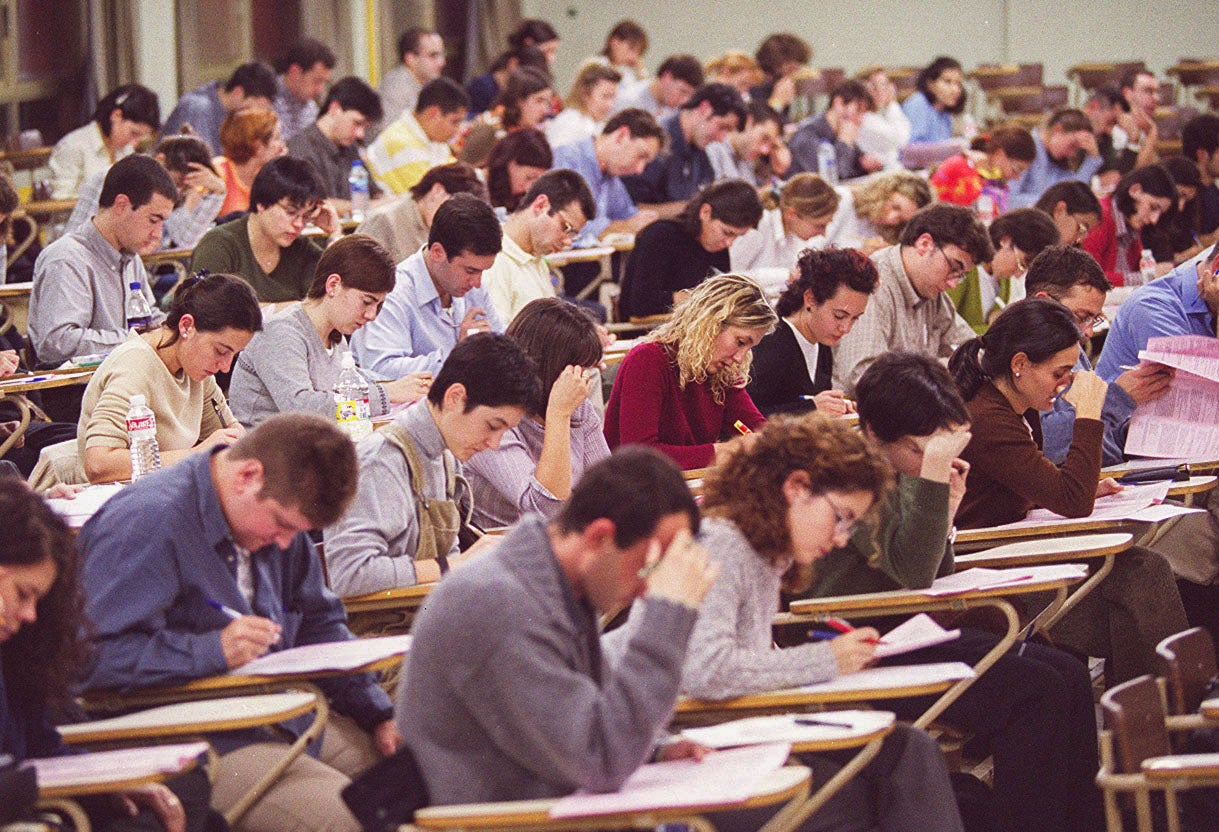 Pruebas para ocupar una plaza de médico de familia, en las aulas de la facultad de Medicina en el 2000 . 