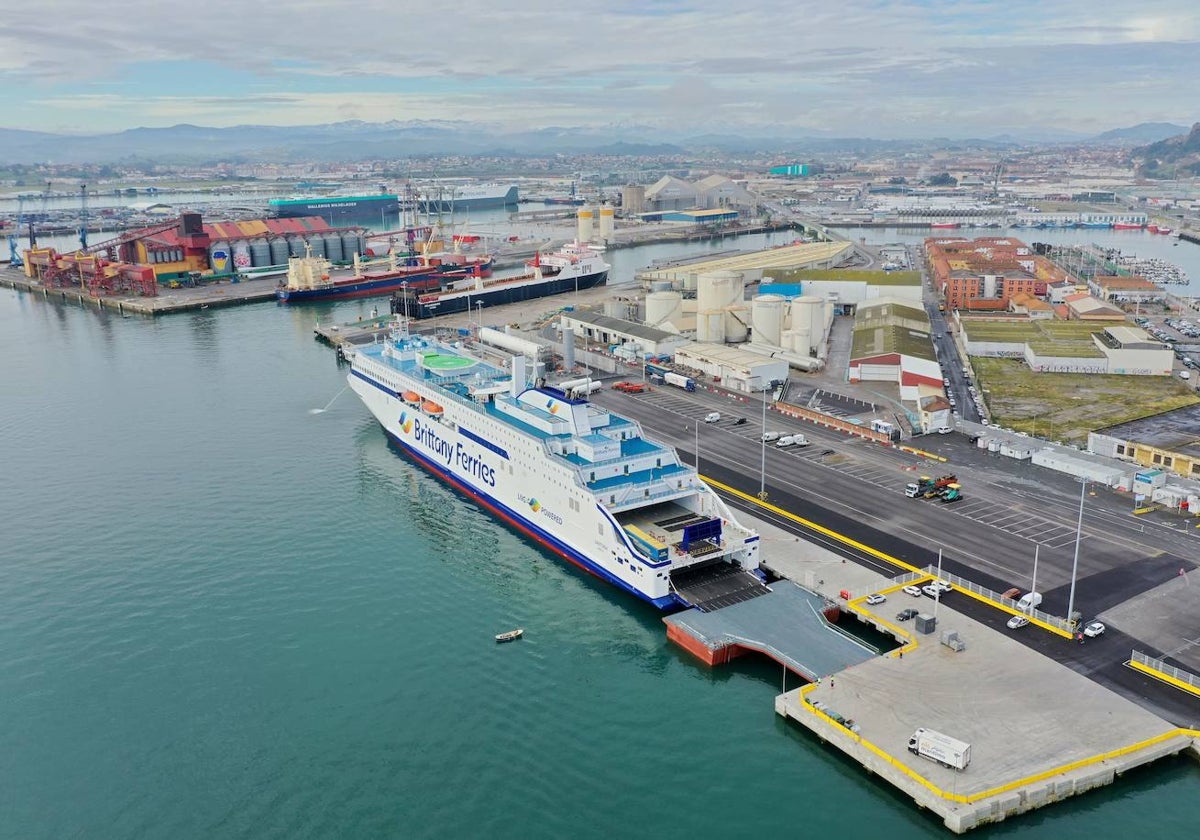 Buque Santoña en su nuevo muelle de atraco, que une Santander con Reino Unido.