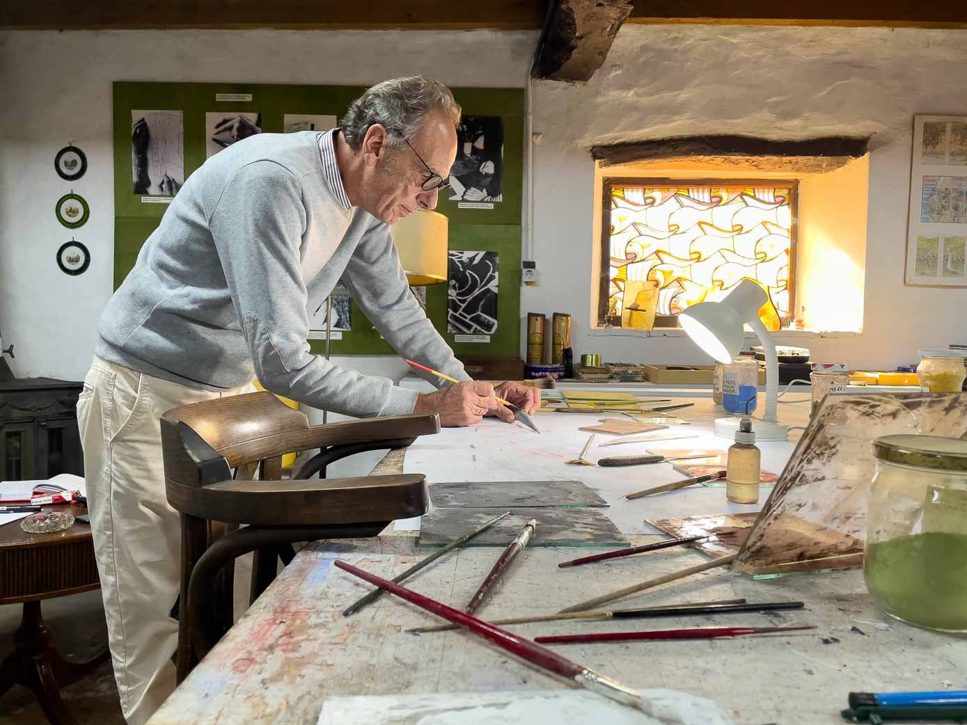 Alfredo Piris, dibujando una de sus futuras vidrieras.