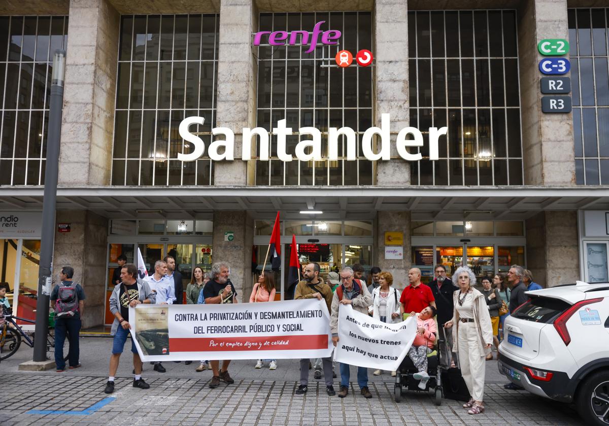 Trabajadores y usuarios de Cercanías se concentraron este jueves frente a la sede de la antigua Feve, en Santander.