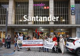 Trabajadores y usuarios de Cercanías se concentraron este jueves frente a la sede de la antigua Feve, en Santander.