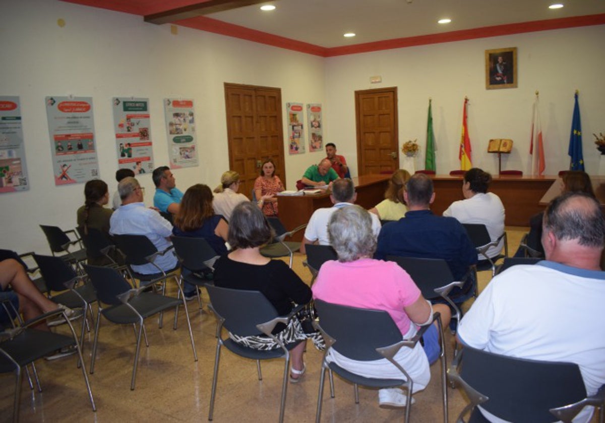 Un momento de la reunión de los ediles y las juntas vecinales.