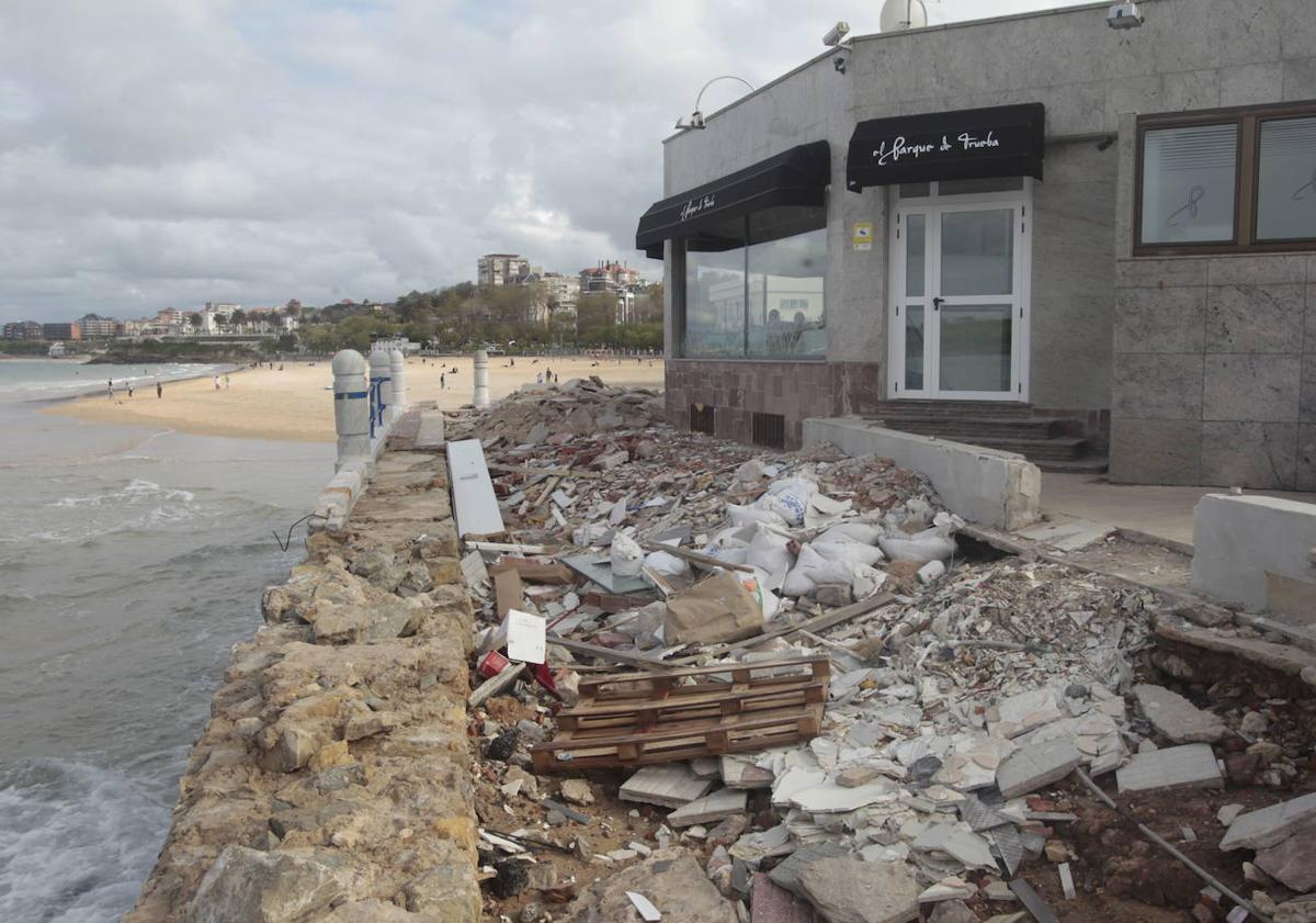 Imagen principal - La creciente intensidad de los temporales han dejado su huella en repetidas ocasiones en Santander.