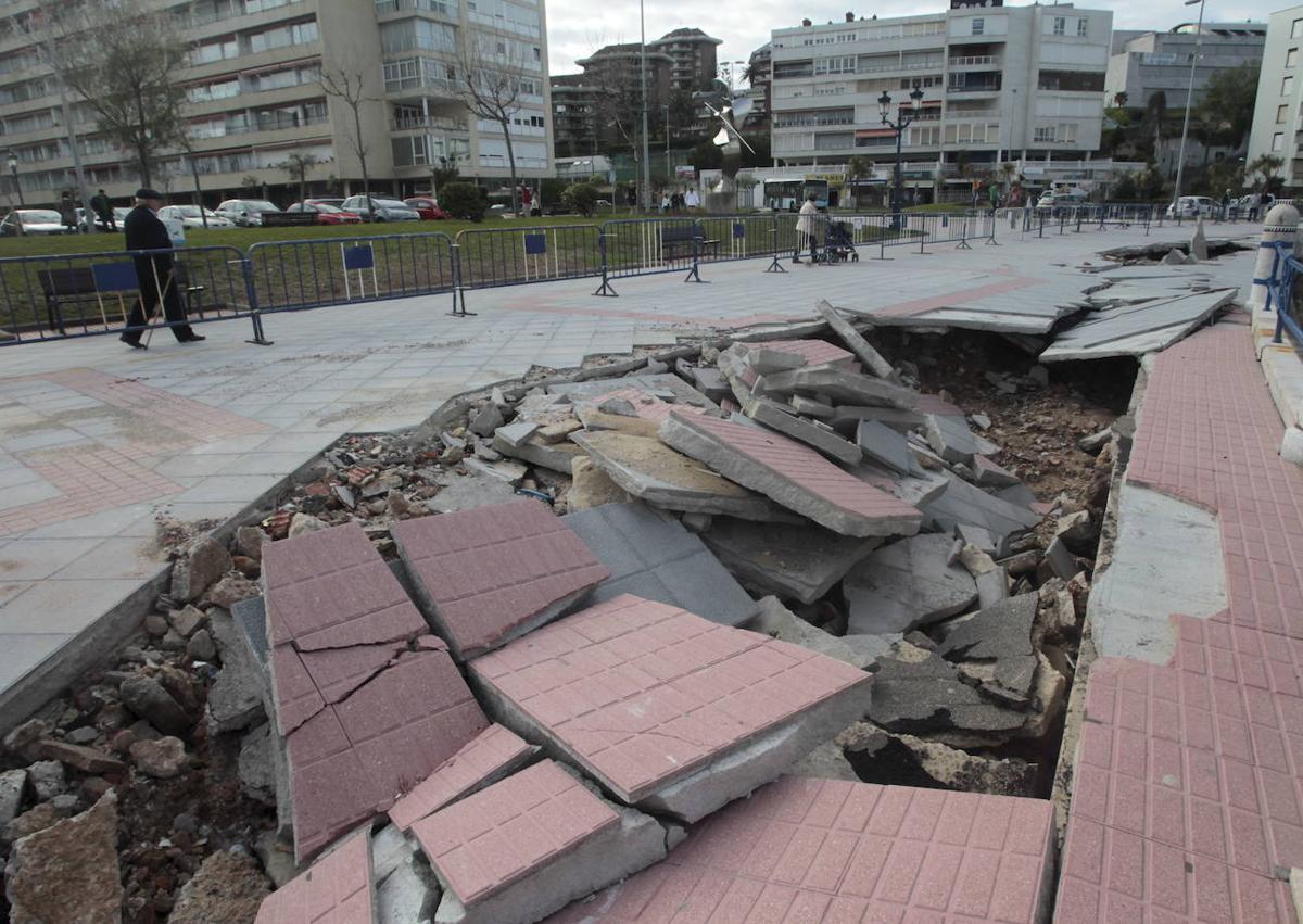 Imagen secundaria 1 - La creciente intensidad de los temporales han dejado su huella en repetidas ocasiones en Santander.