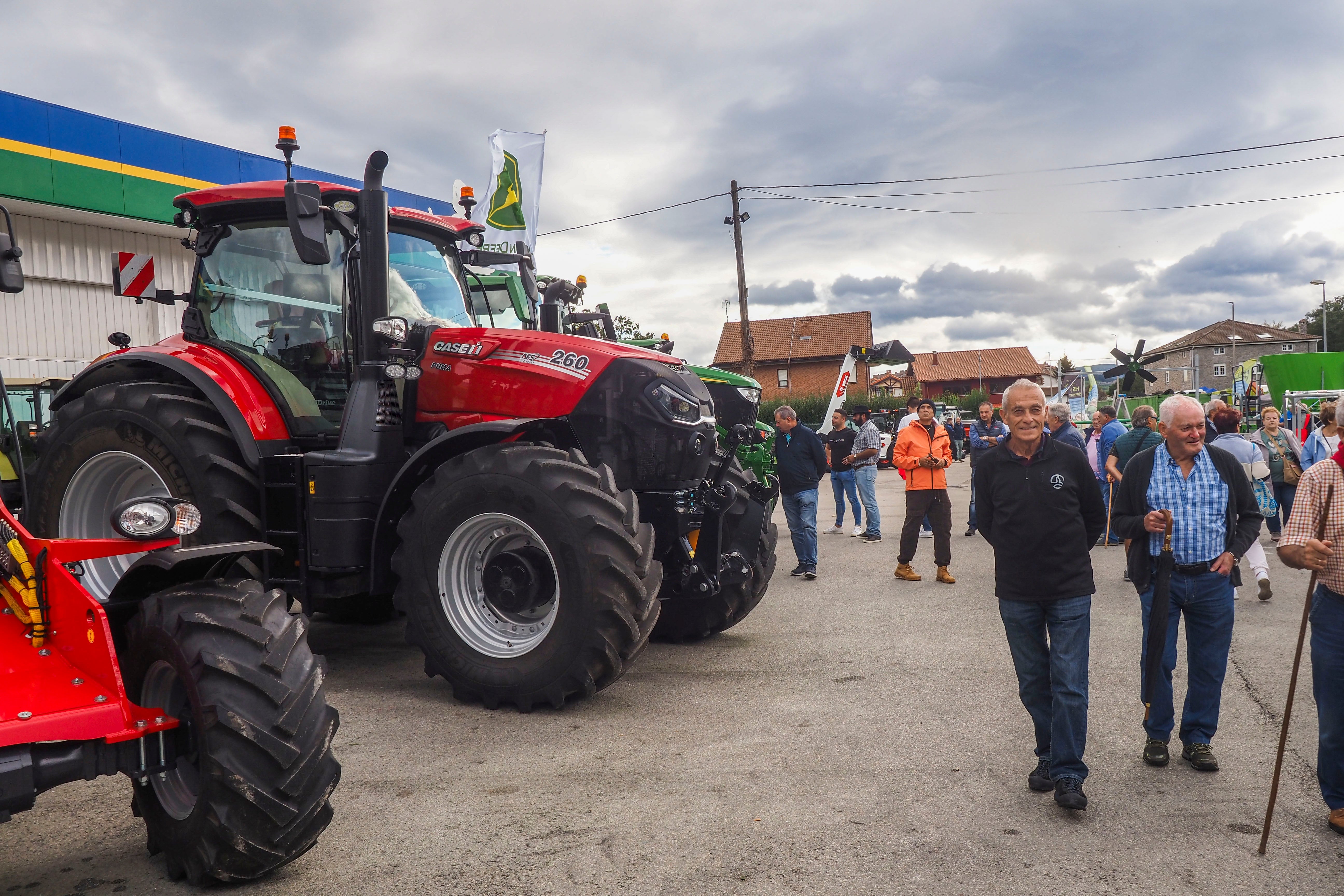 En el aparcamiento de Vulcanizados Hoznayo se realizó una exposición de maquinaria agrícola.