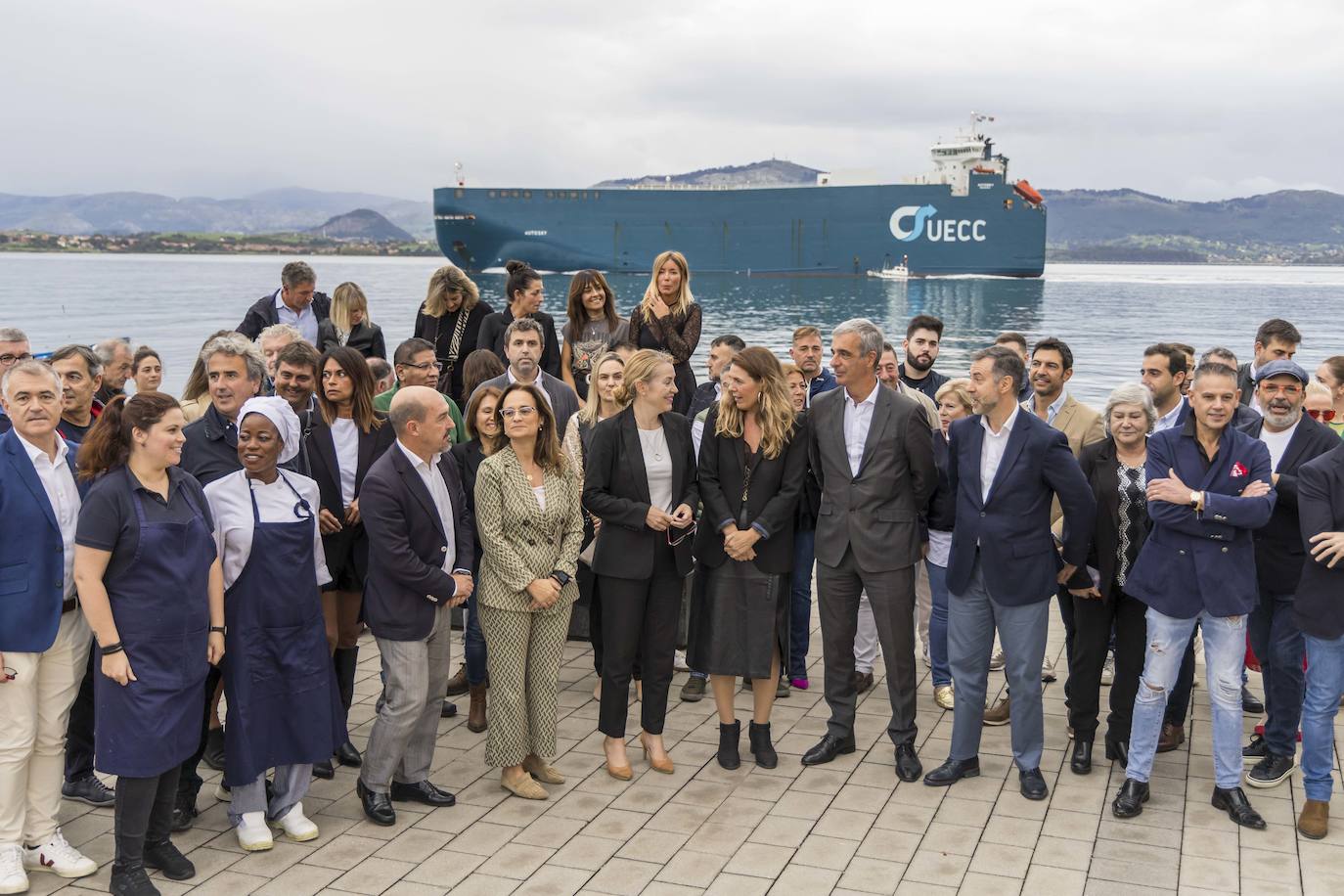 La consejera de Cultura, Turismo y Deporte del Gobierno de Cantabria, Eva Guillermina Fernández, y la directora de Guía Repsol, María Ritter, charlan mientras los premiados se preparan para la foto de familia. 