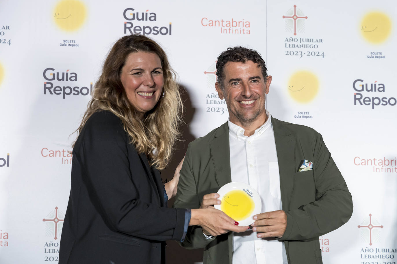 María Ritter, directora de Guía Repsol, y el hostelero Emérito Astuy, del Hotel Astuy, en Isla.