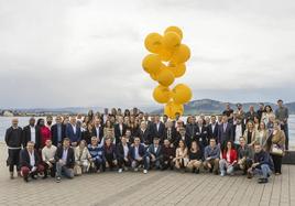 En el centro de la imagen, la consejera Eva Guillermina Fernández y la directora de Guía Repsol, María Ritter, con todos los premiados en el muelle de Gamazo.