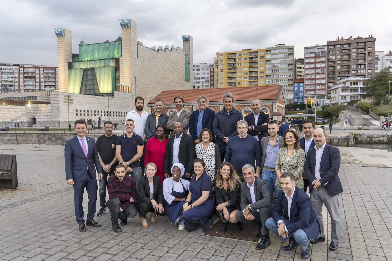 Foto de familia de los ocho Soletes de otoño, con organizadores y autoridades. 